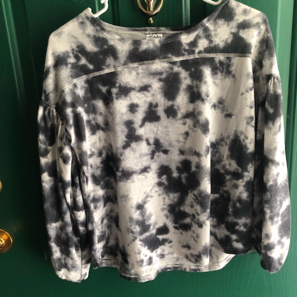 Black and white tie dye top. Long sleeve